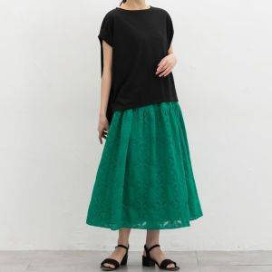 【Honeys】夏の「汗ジミが気になる問題」を解決！50代、さらりと過ごせる《機能性トップス》3選