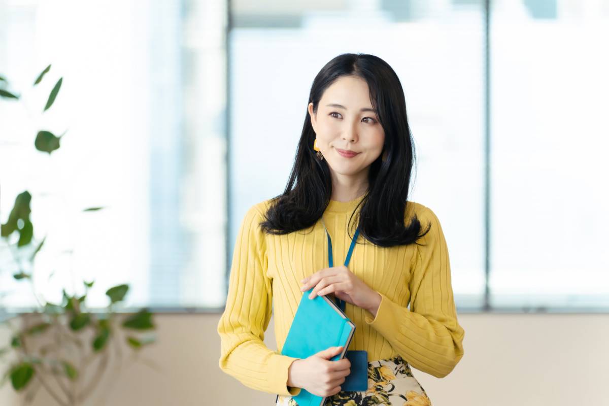 オフィスで働く女性