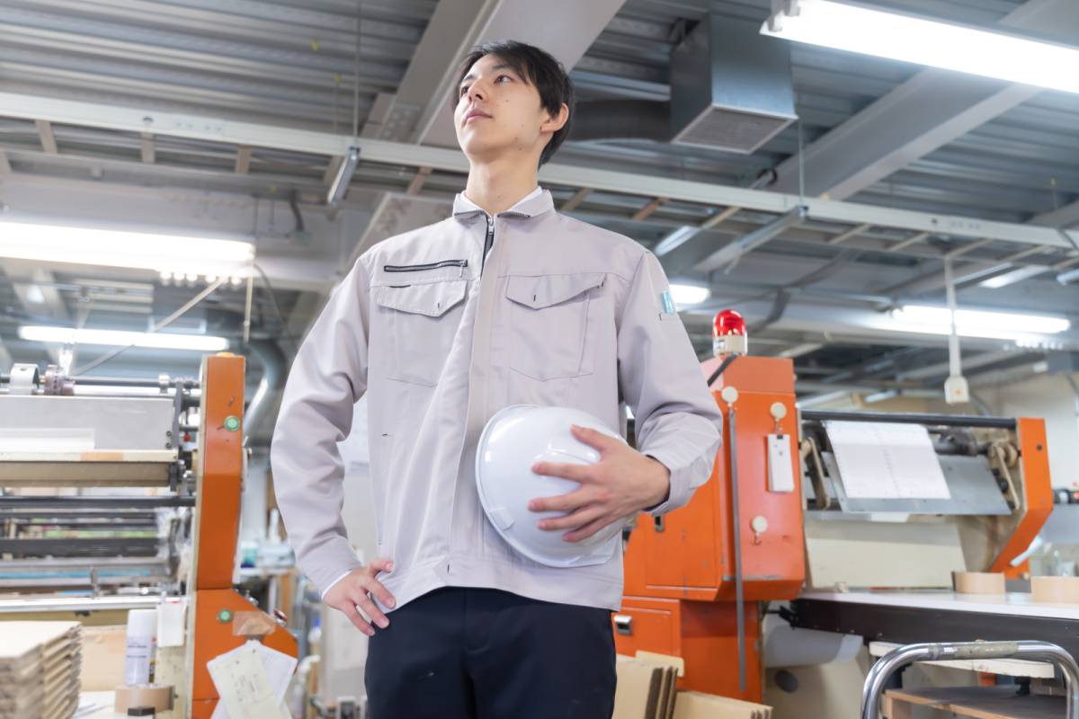 工場で働いている男性