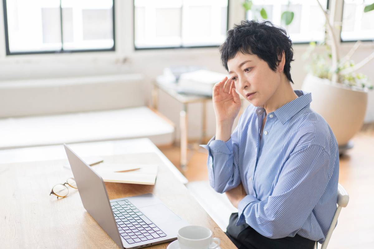 パソコンで仕事をしている女性