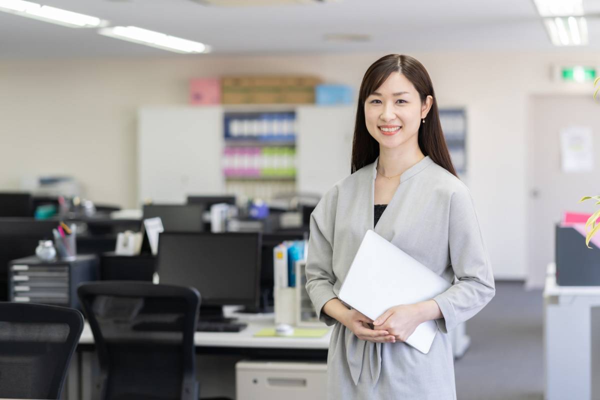オフィスで働く女性