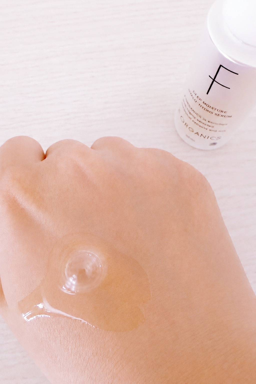 F ORGANICS ディープモイスチャー ヒアルハイドロセラムを手にのせたところ
