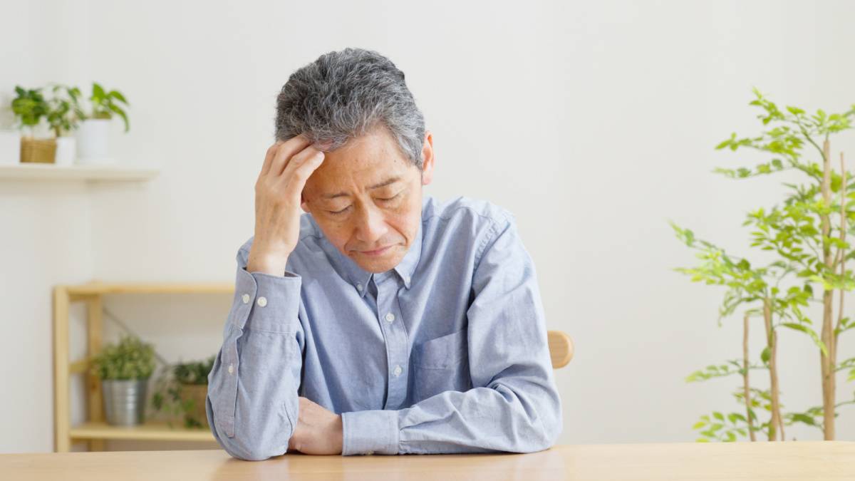 悩んでいる男性