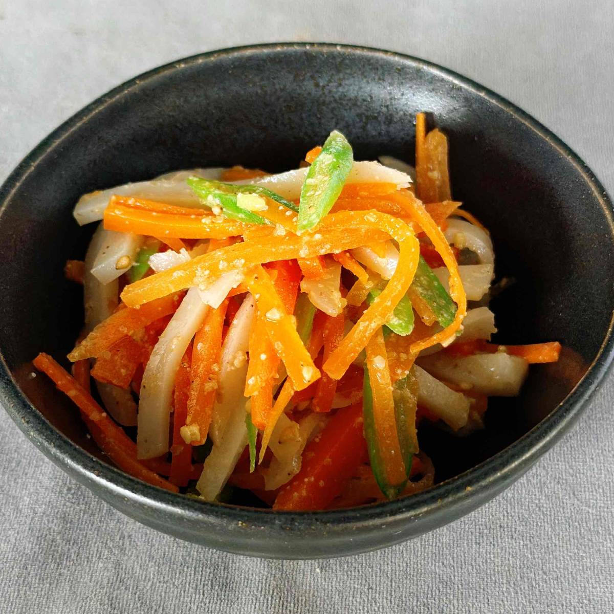 紀文公式の「蒲鉾とにんじんのごまあえ」のレシピ