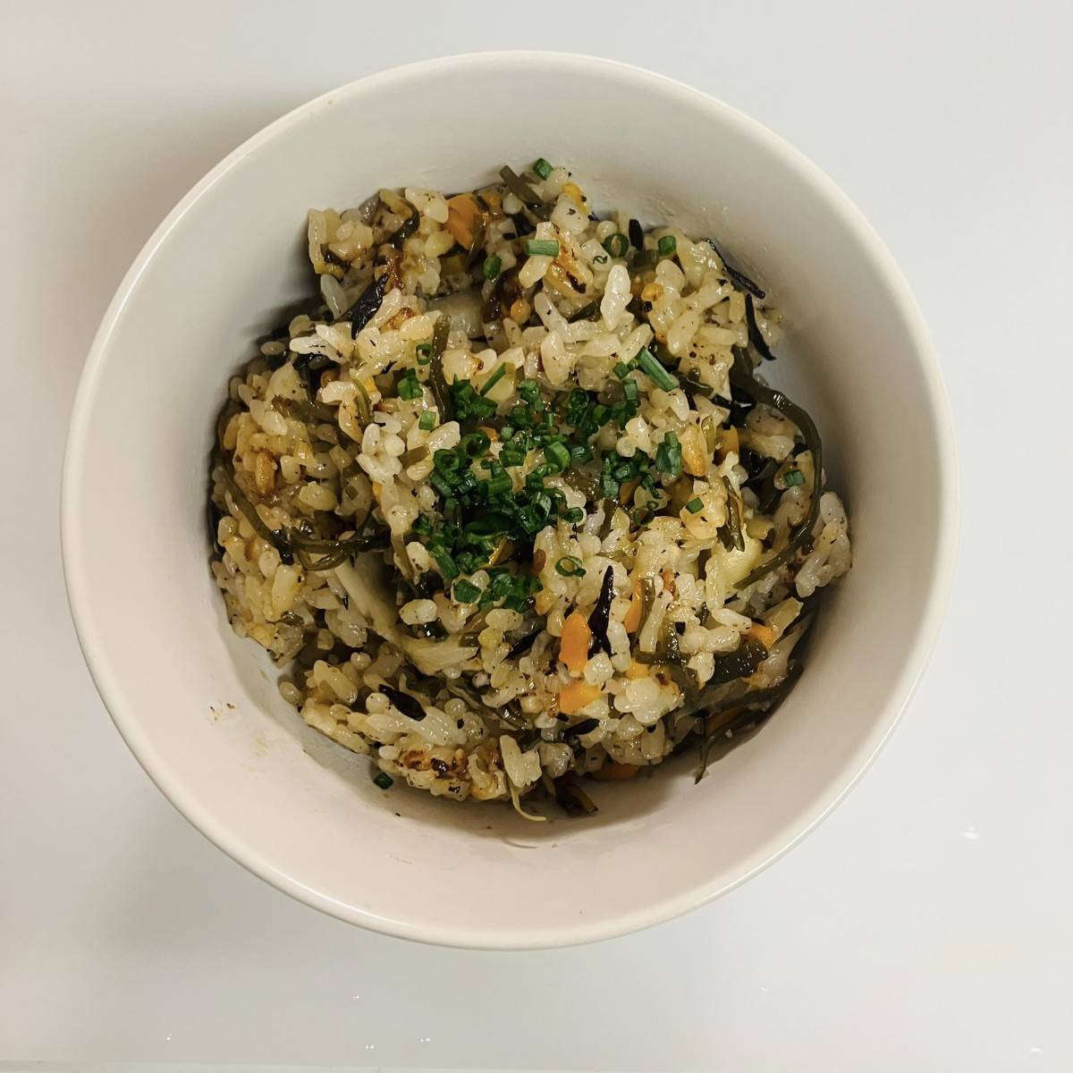くらこん公式の「塩こんぶとひじきで鶏肉の炊き込みご飯」のレシピ