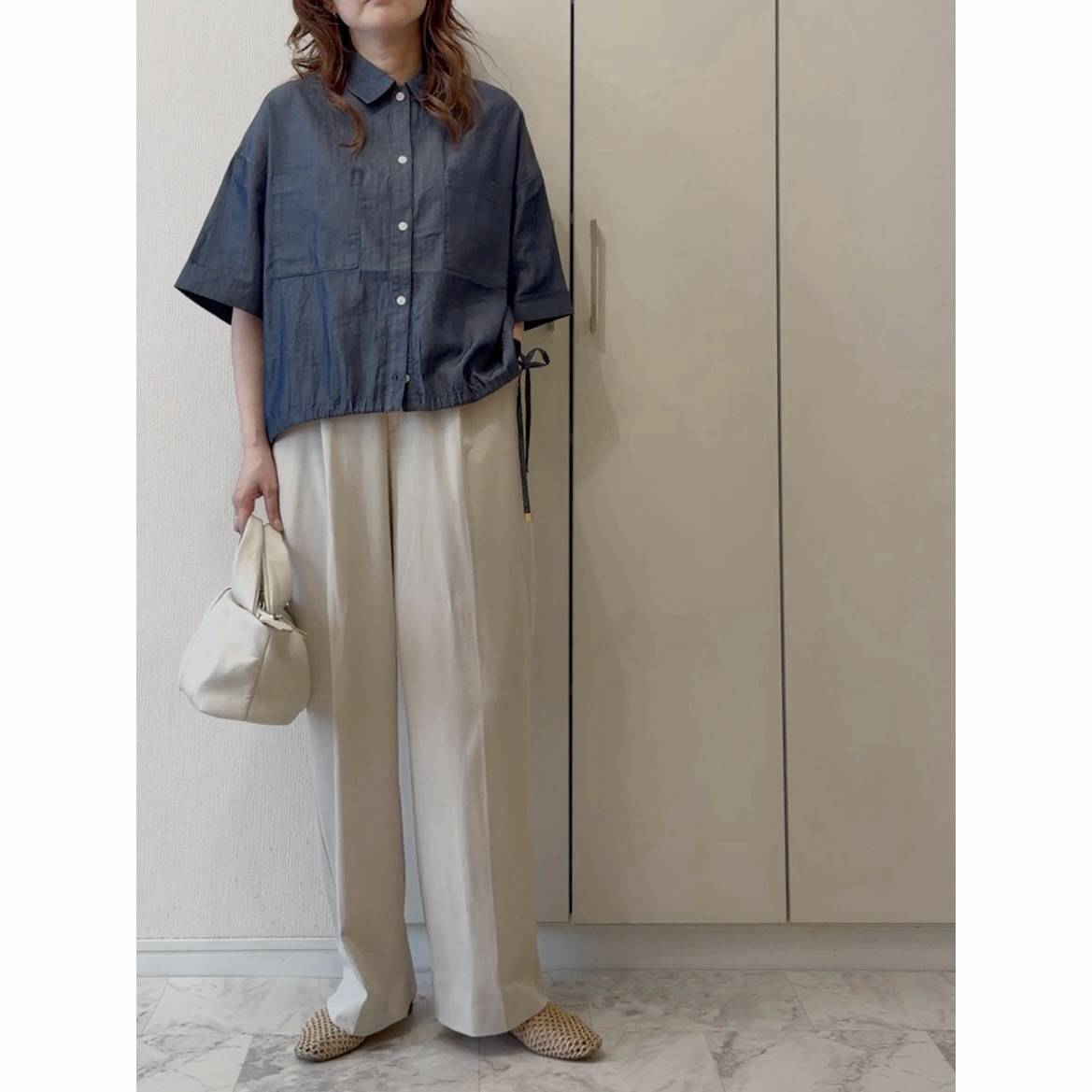 デニムシャツ×白パンツ
