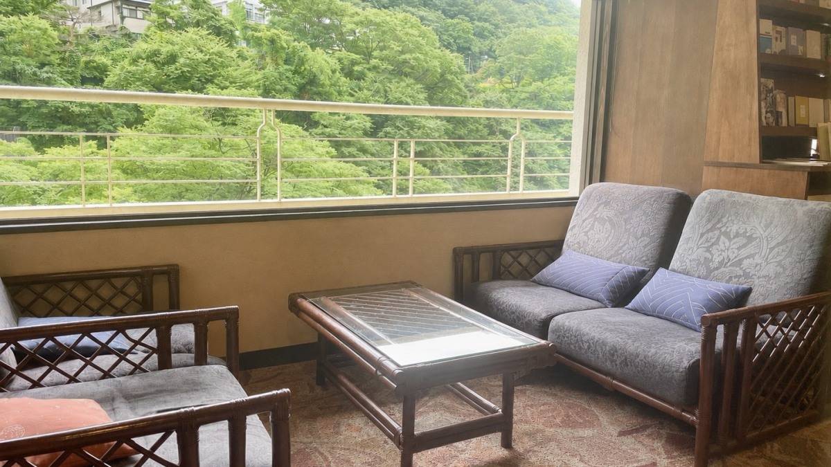 ソファと窓からの景色