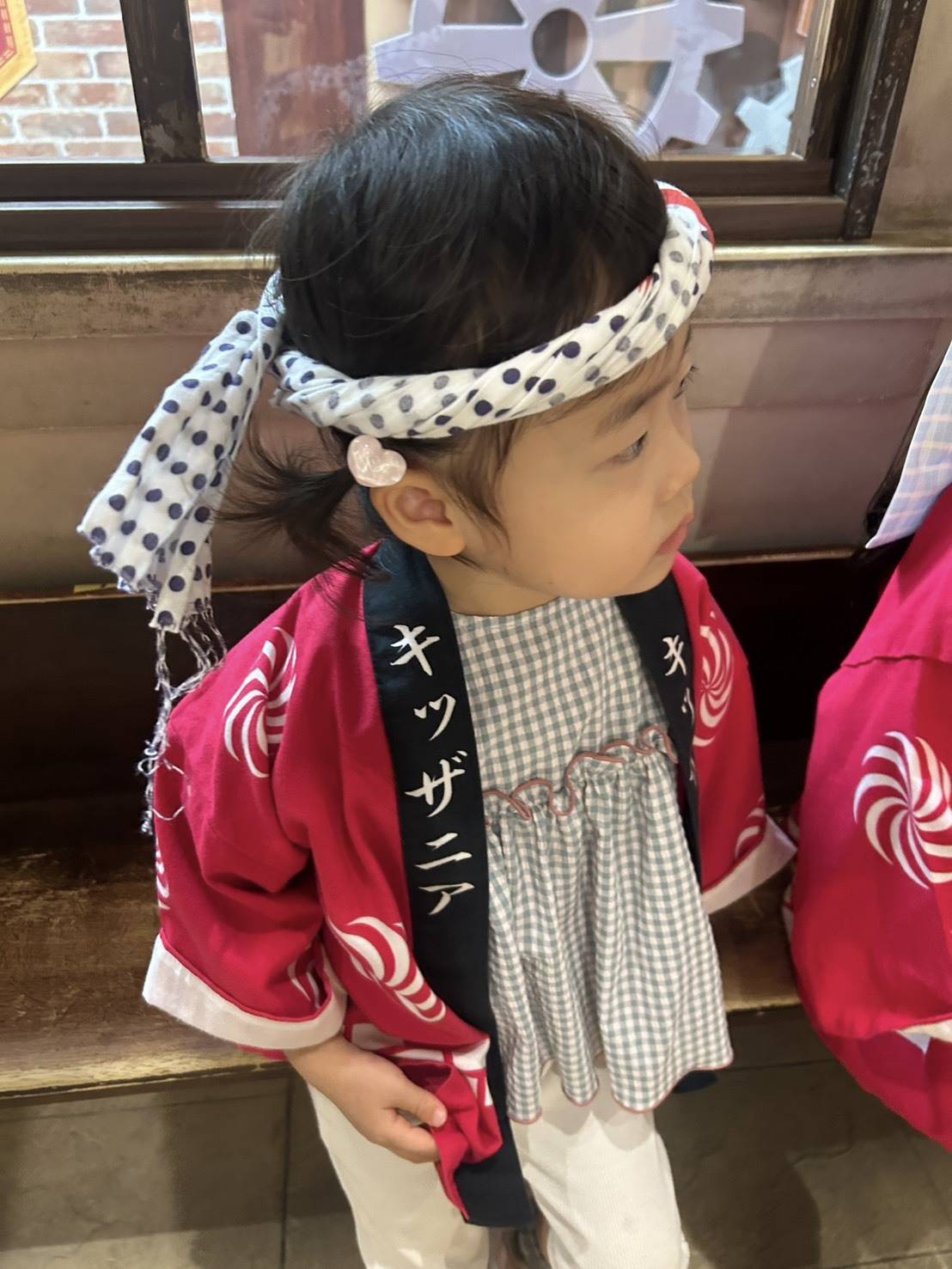キッザニアで遊ぶ女の子