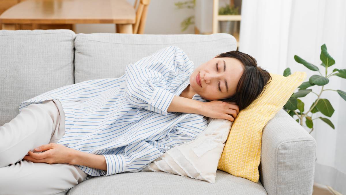 ソファで寝る女性