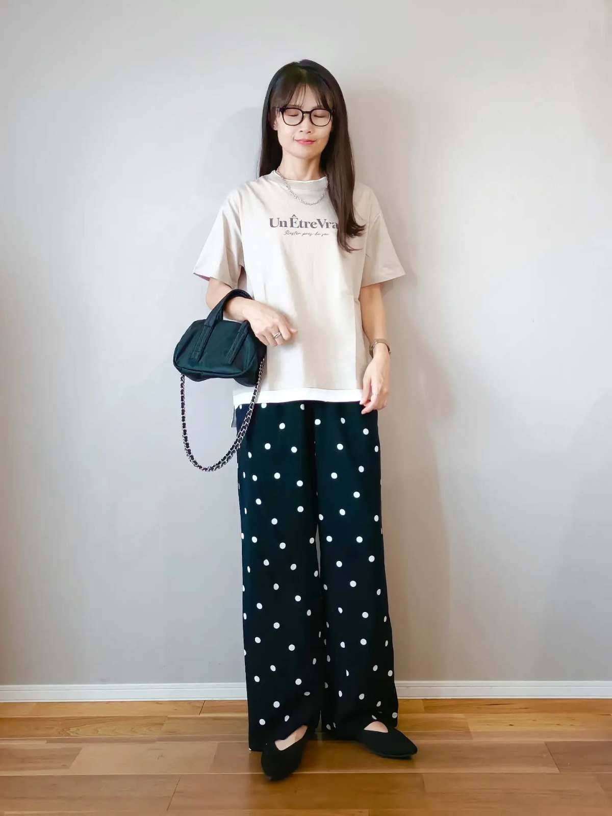ロゴTシャツ×ドット柄パンツ