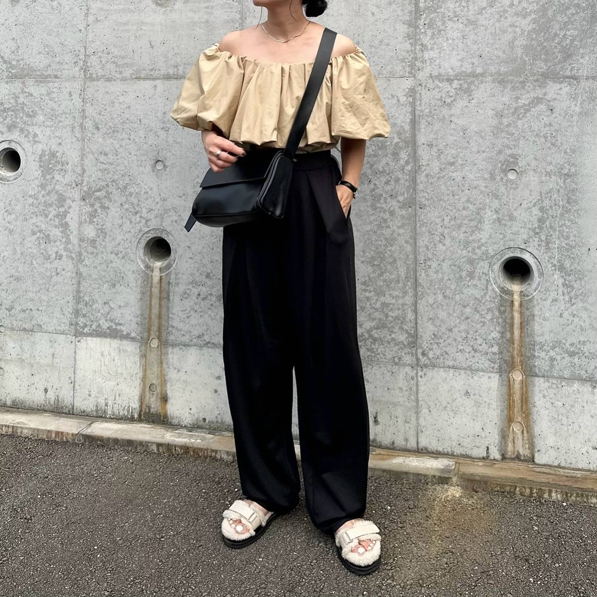 オフショルブラウスで程よく肌見せする♪