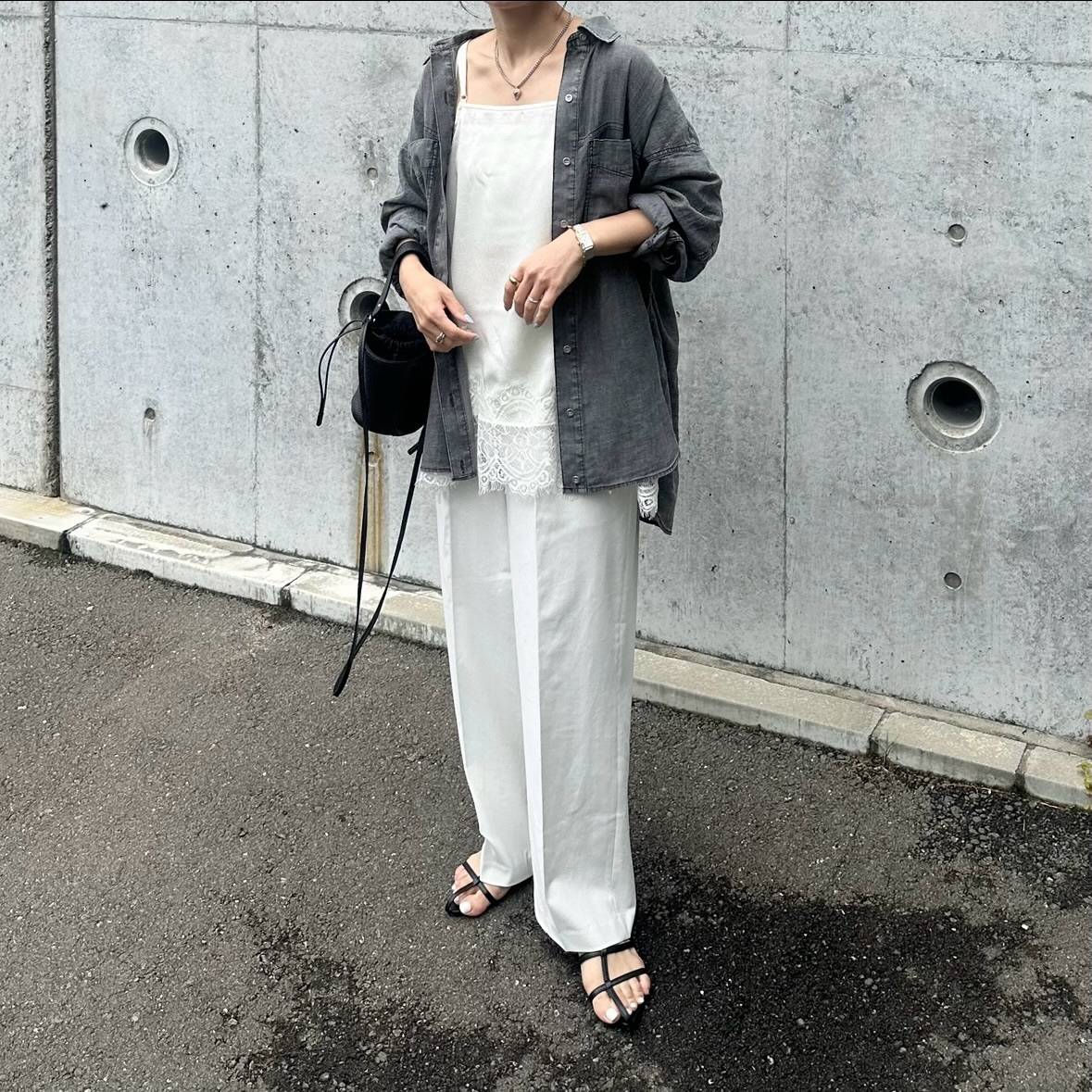 デニムシャツを羽織る♡