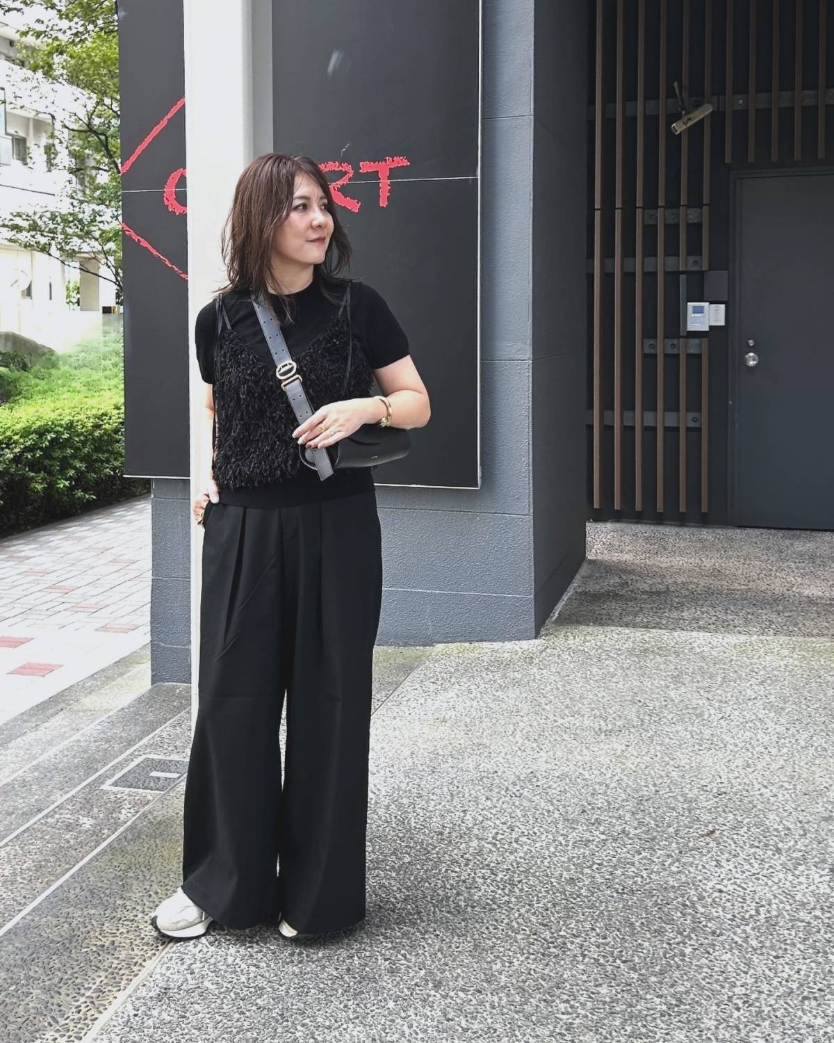 重ね着をしたオールブラックコーデ