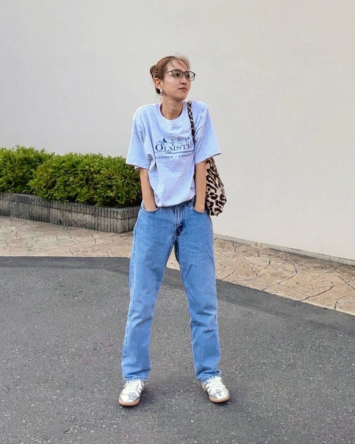 ロゴTシャツ×デニムパンツ