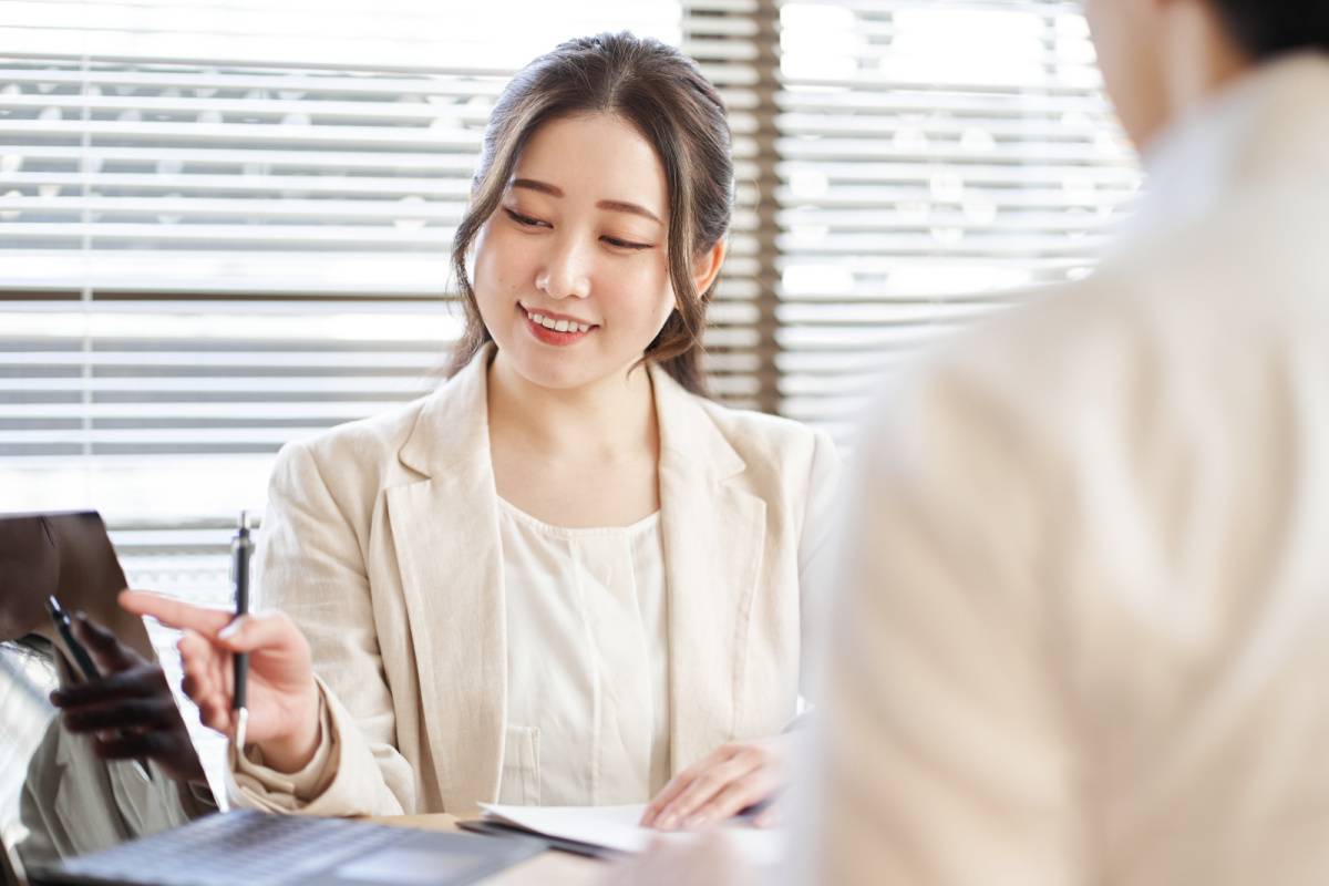 商談中の女性