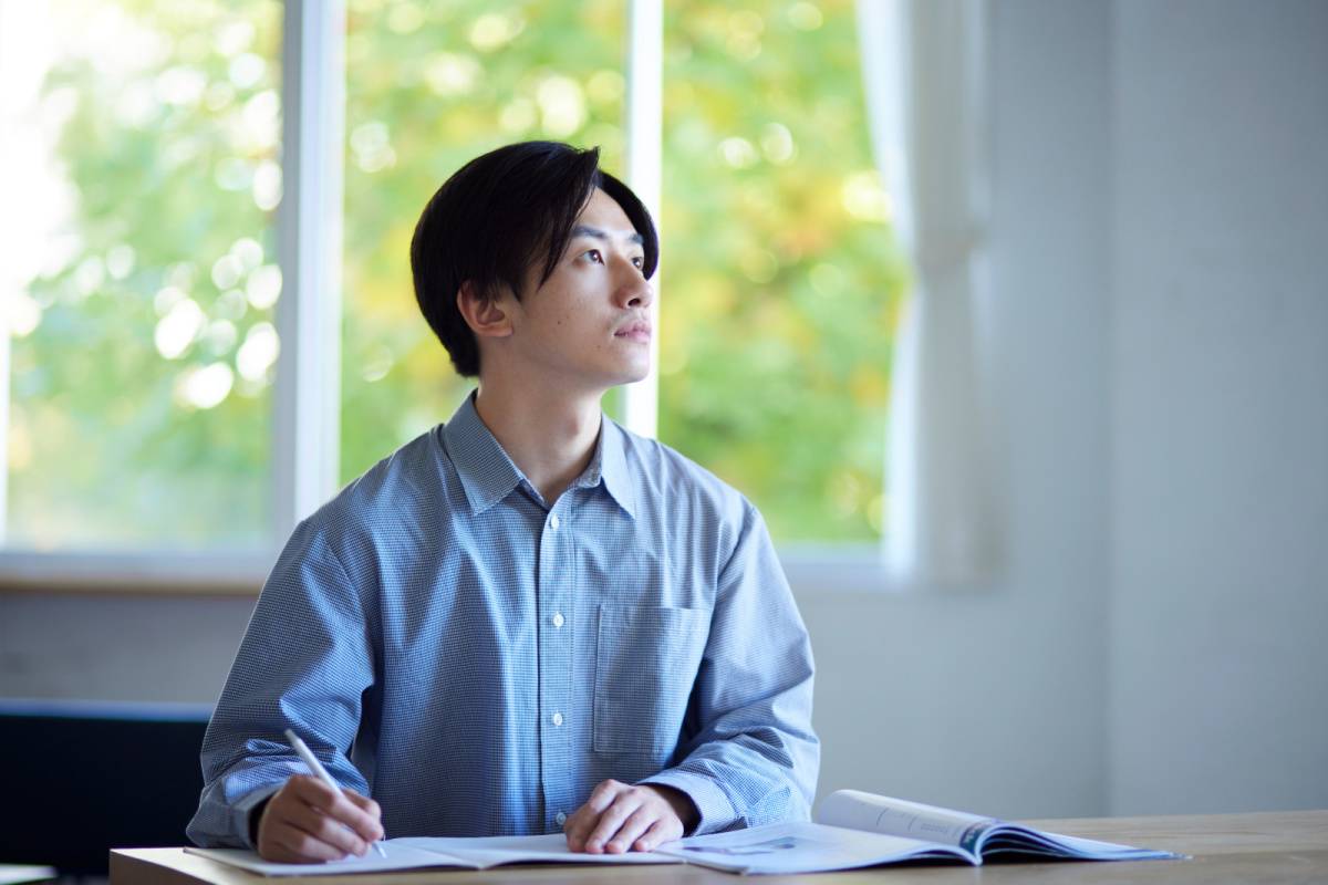 自宅で仕事をしている男性