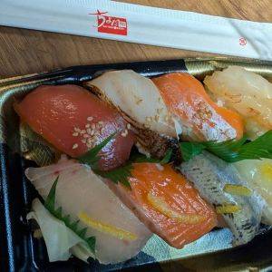 おうちで手軽にお寿司を食べたいときに◎駅前にあるテイクアウト専門店