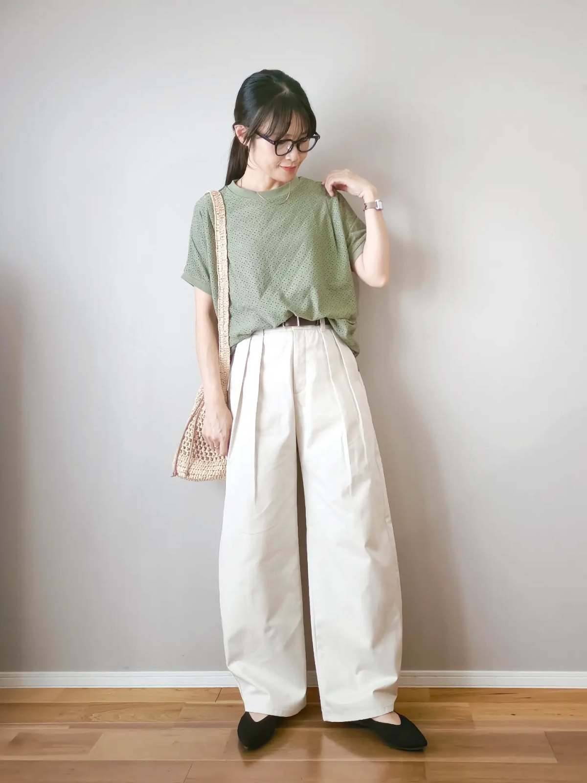 グリーンTシャツ×白パンツ