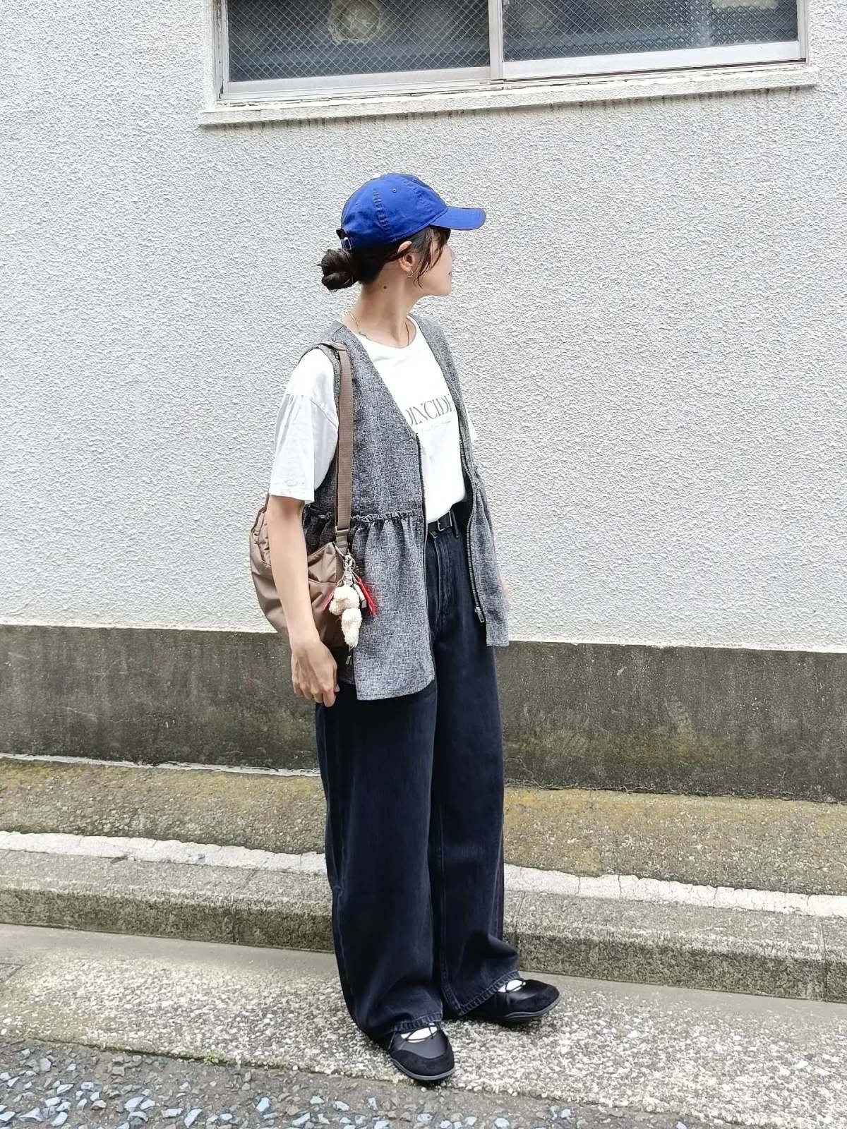 ロゴTシャツ×ベストの重ね着が◎