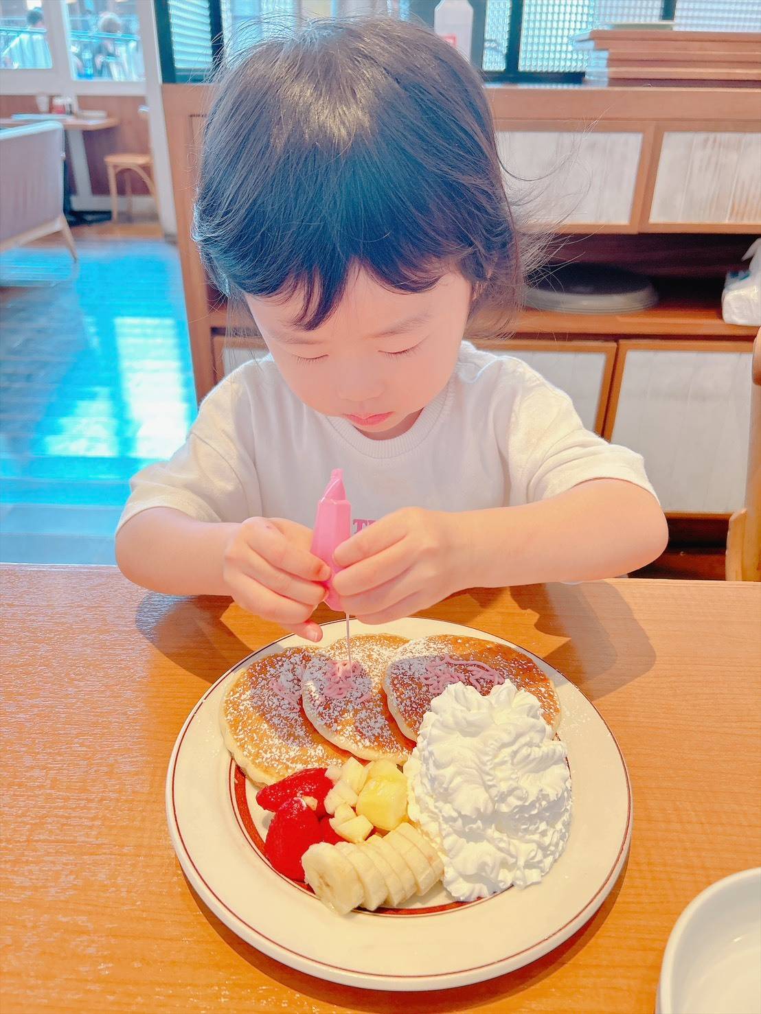Eggs ’n Thingsのパンケーキと女の子
