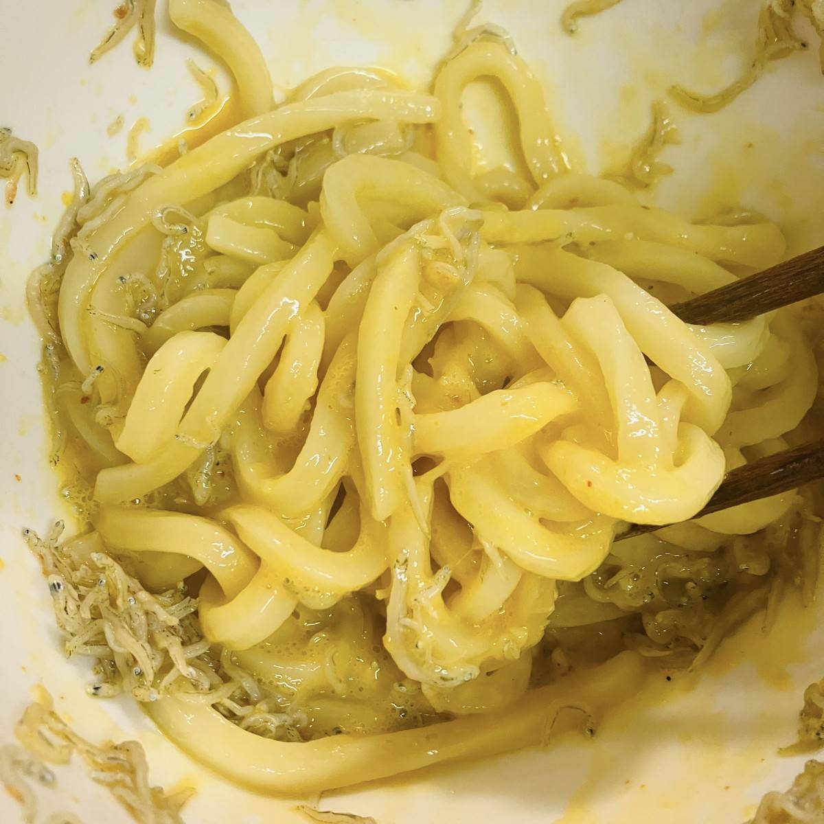 テーブルマーク公式の「レンジ1回で!ペペカルボうどん」のレシピ