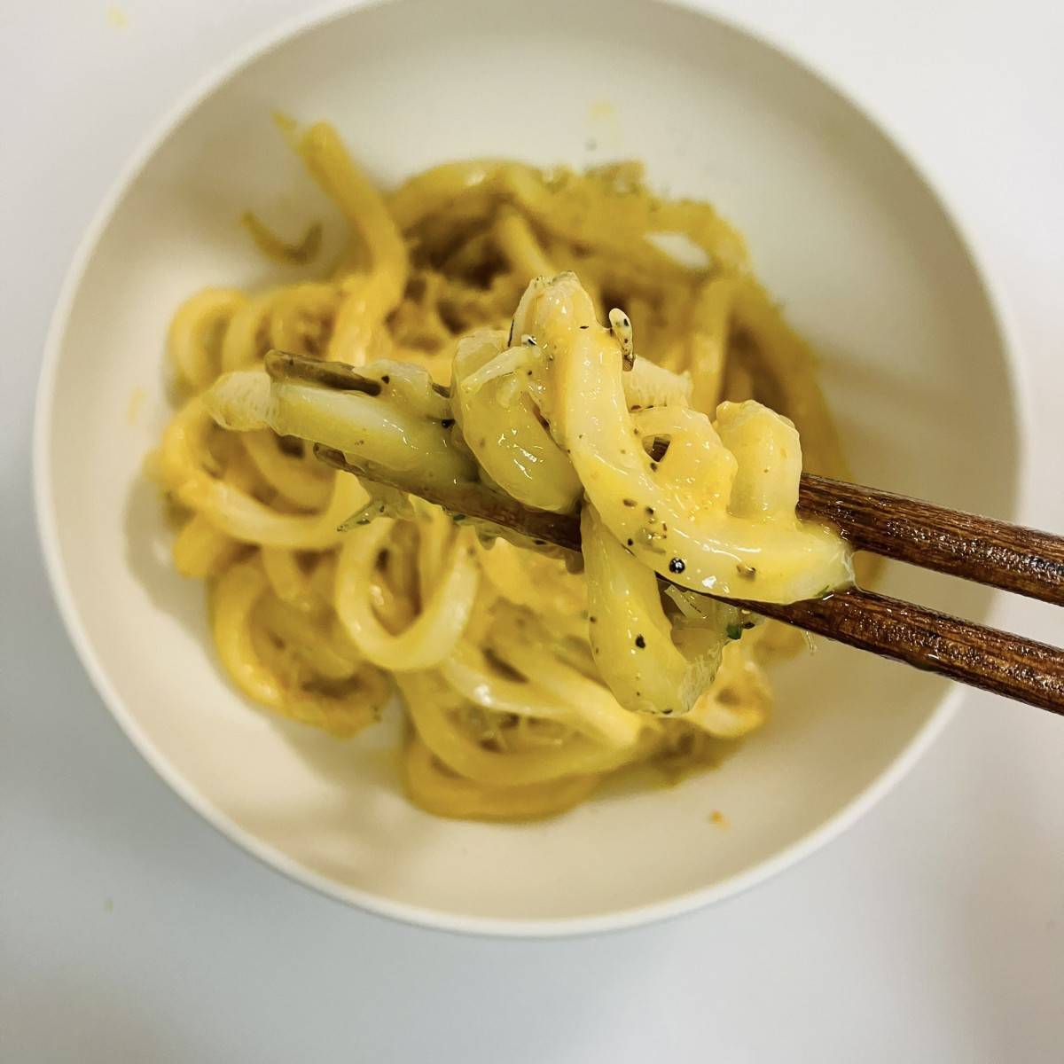 テーブルマーク公式の「レンジ1回で!ペペカルボうどん」のレシピ