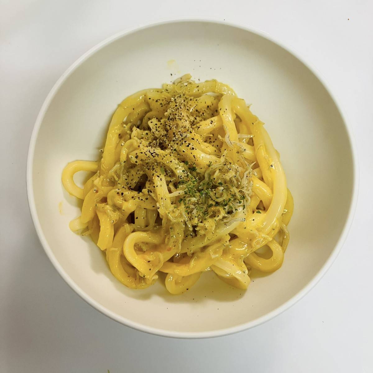 テーブルマーク公式の「レンジ1回で!ペペカルボうどん」のレシピ