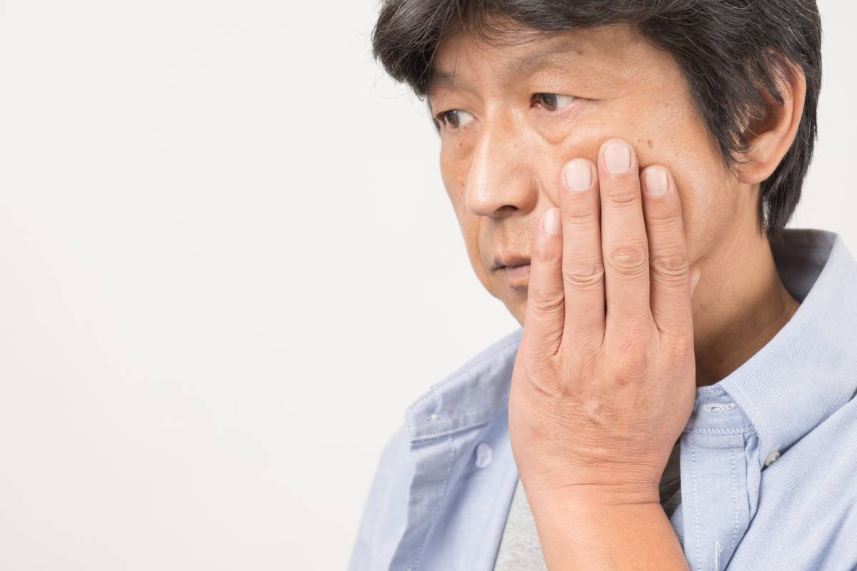 悩んでいる男性
