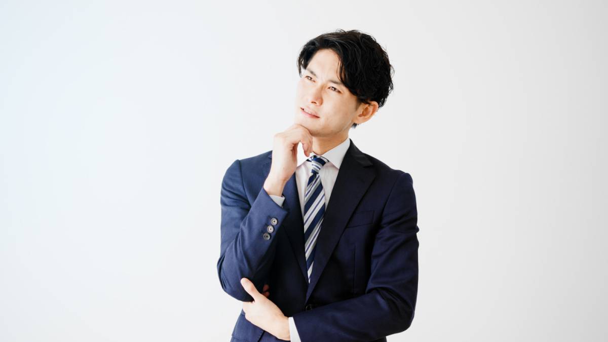 悩んでいるスーツ姿の男性