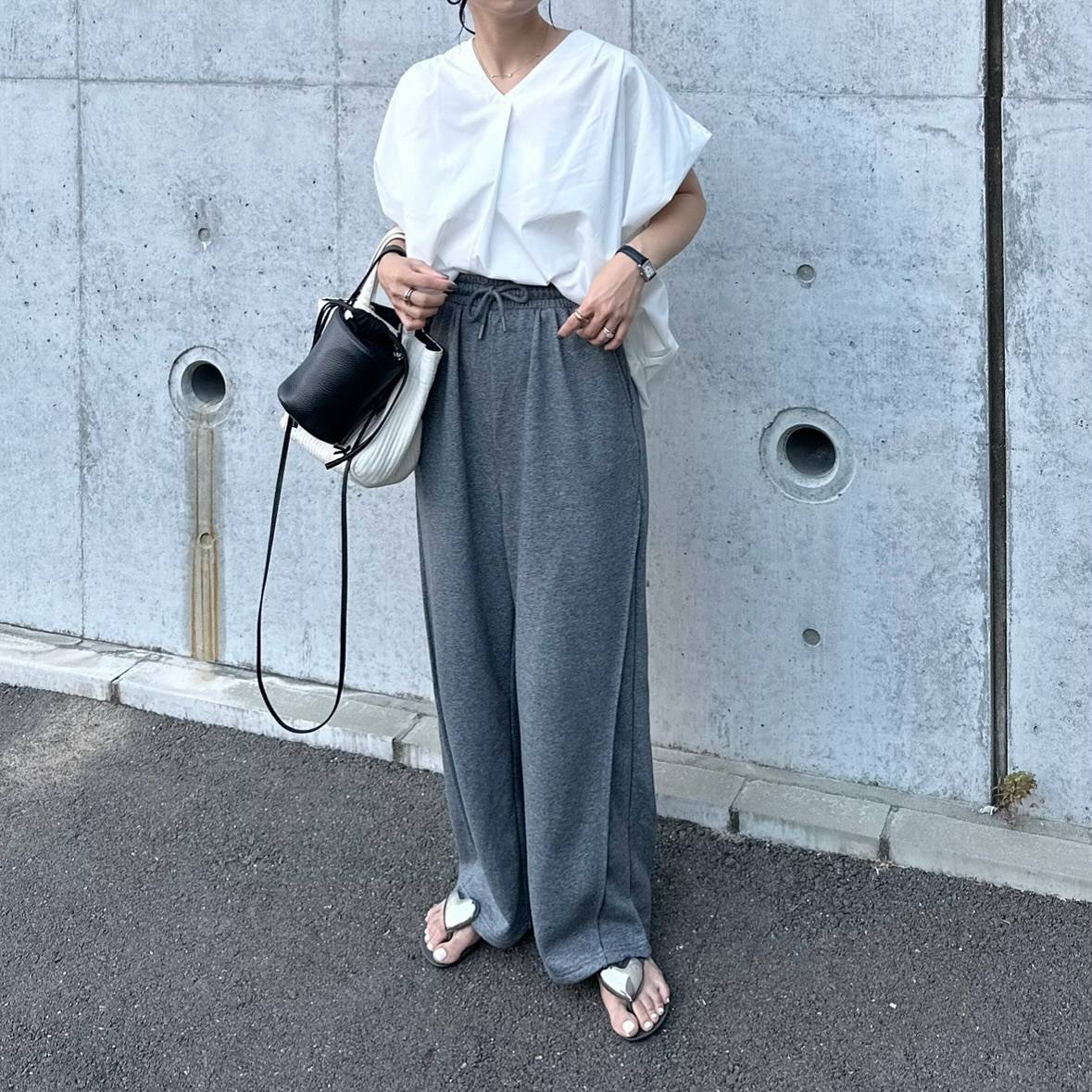 ブラウス×スウェットパンツ