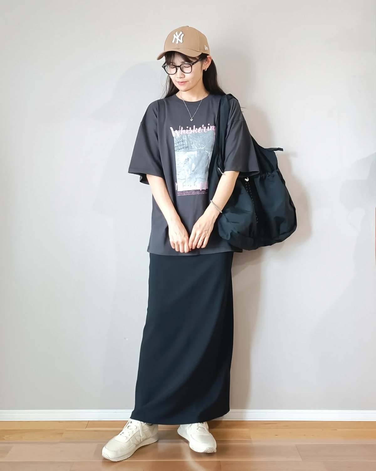 グレー×黒の濃色コーデ
