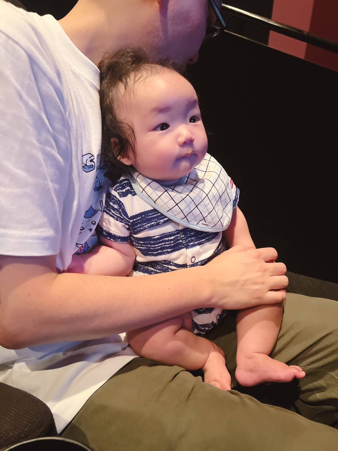 映画を観る赤ちゃん