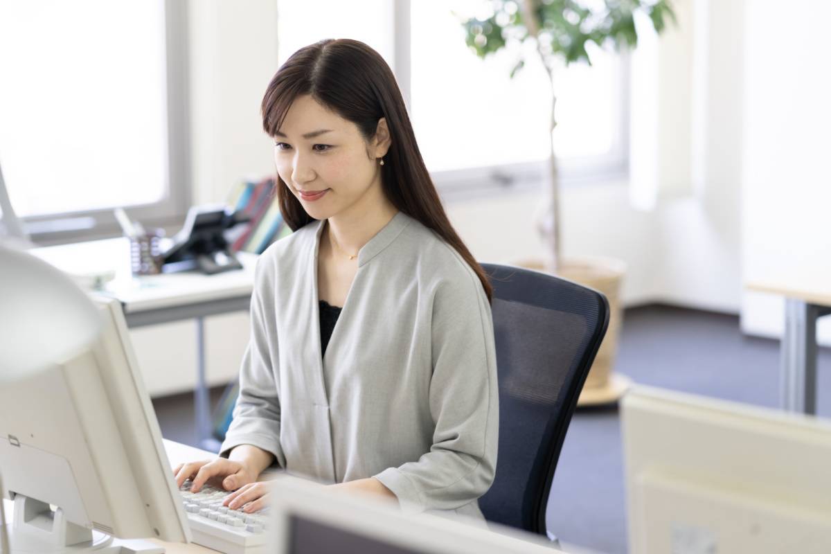 パソコンで仕事をしている女性