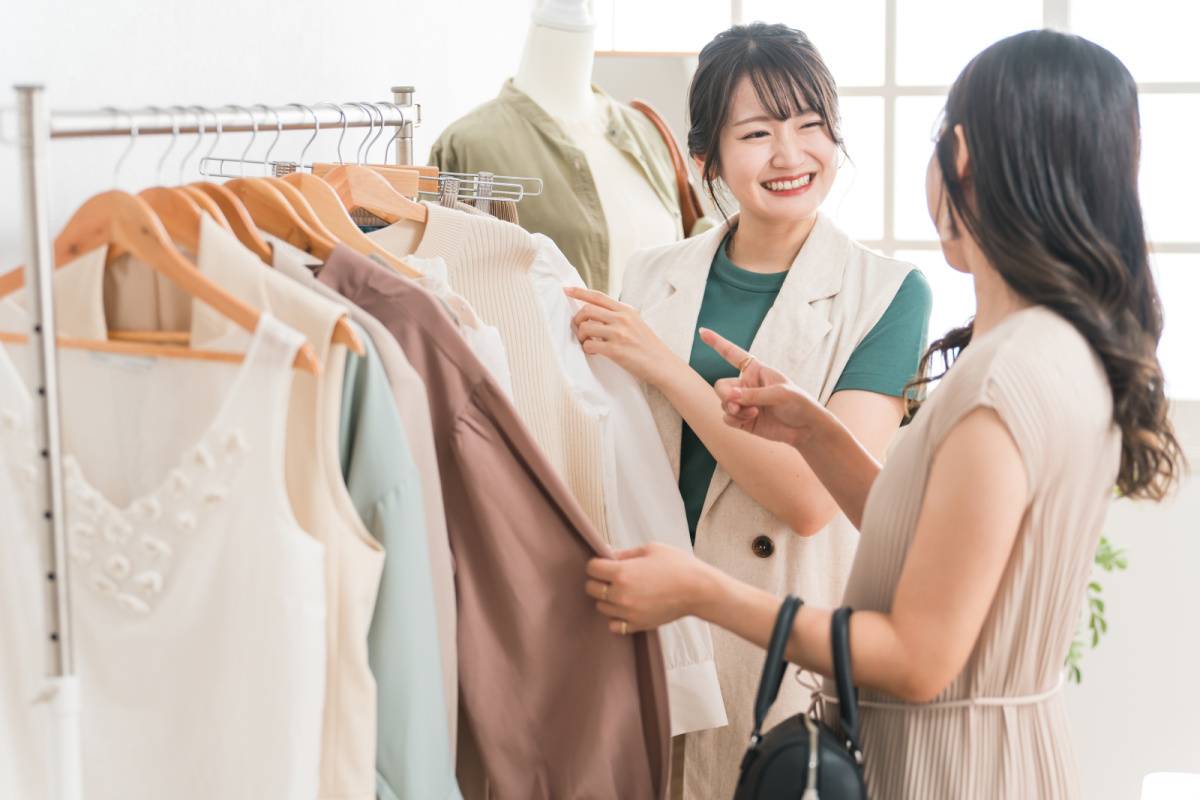 接客をしている女性