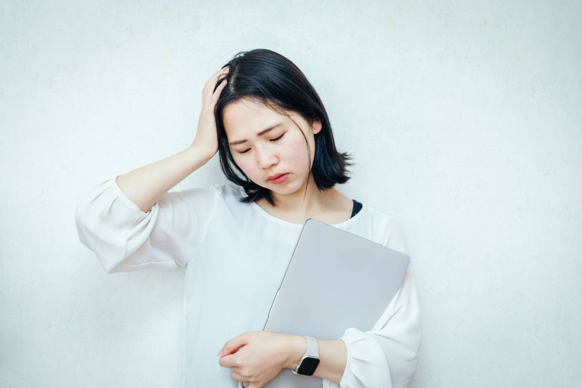 頭を抱えている女性
