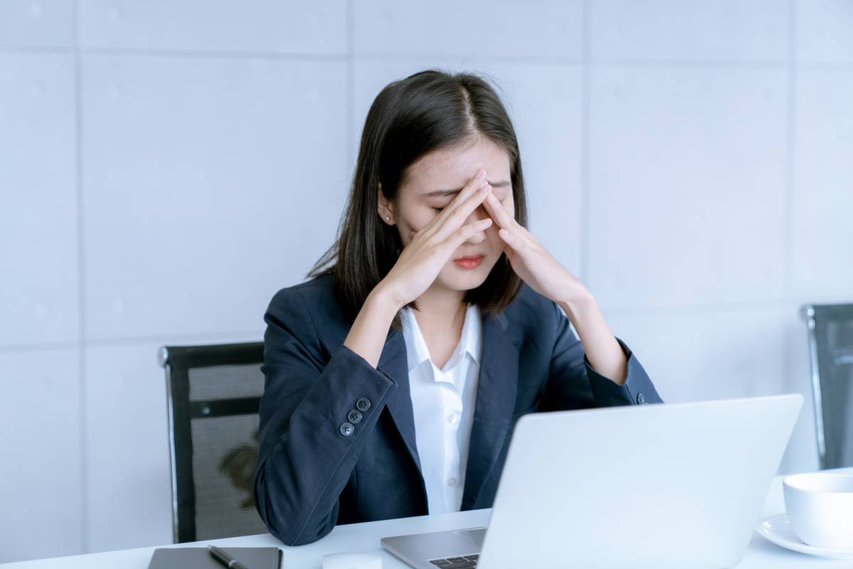 仕事で悩んでいる女性