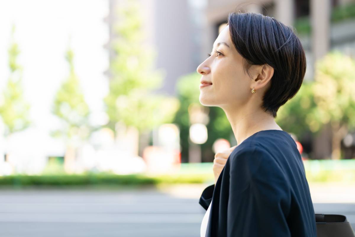 オフィス街を歩く女性