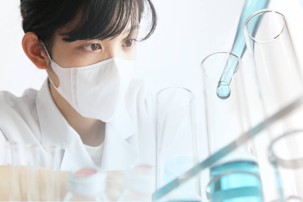 実験をしている研究者