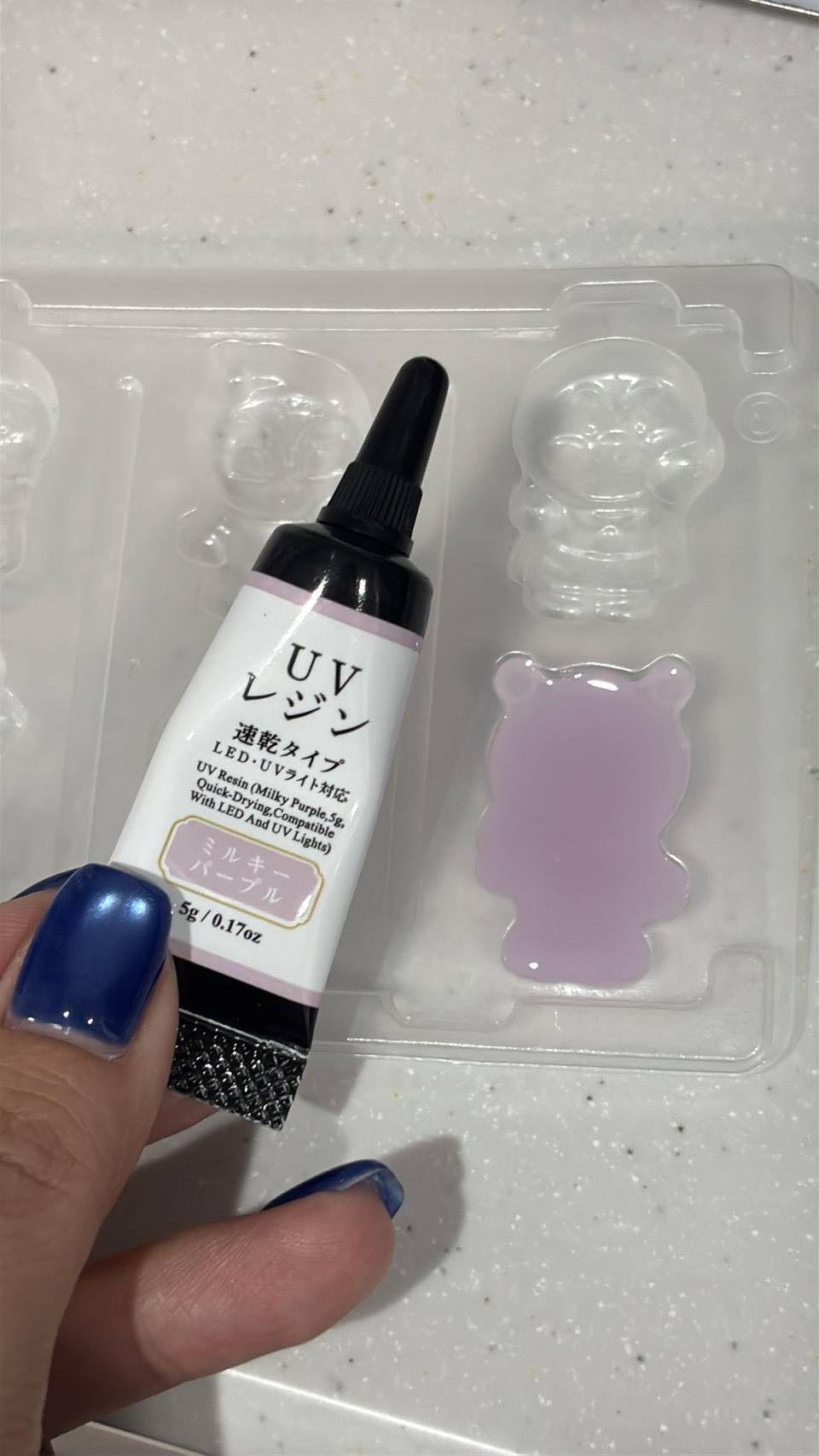 グミのトレーにレジンを入れたところ