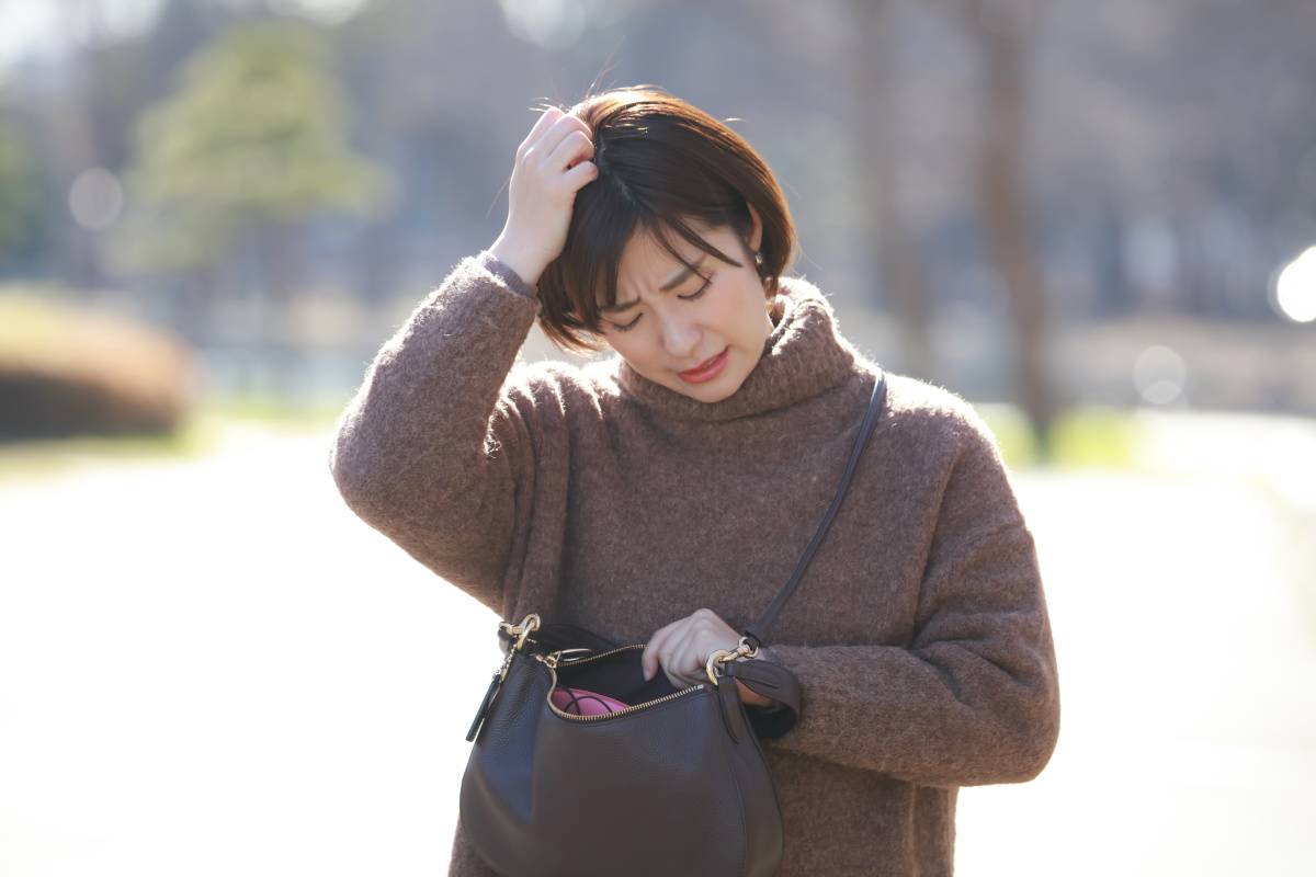 忘れ物に気づいた女性