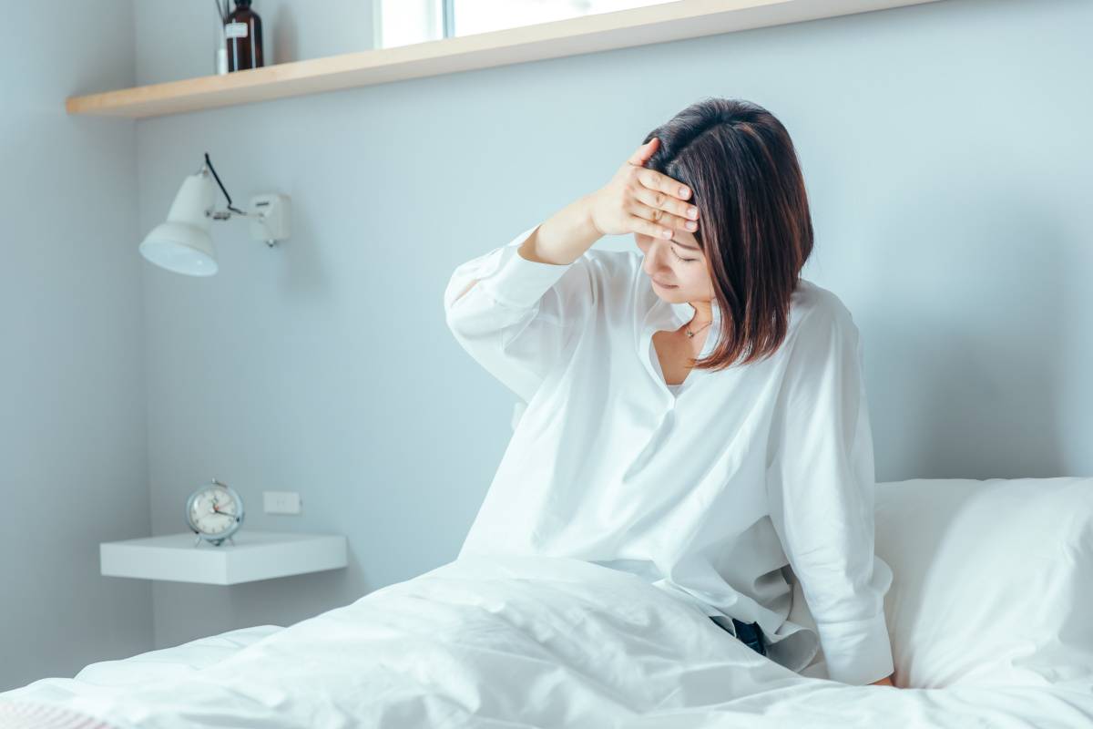頭を抱える女性