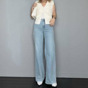 【2026年8月】もう老け見えしない！デニムパンツを使った真夏コーデ5選