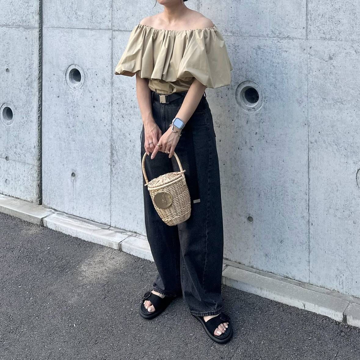 オフショルブラウス×デニムパンツ