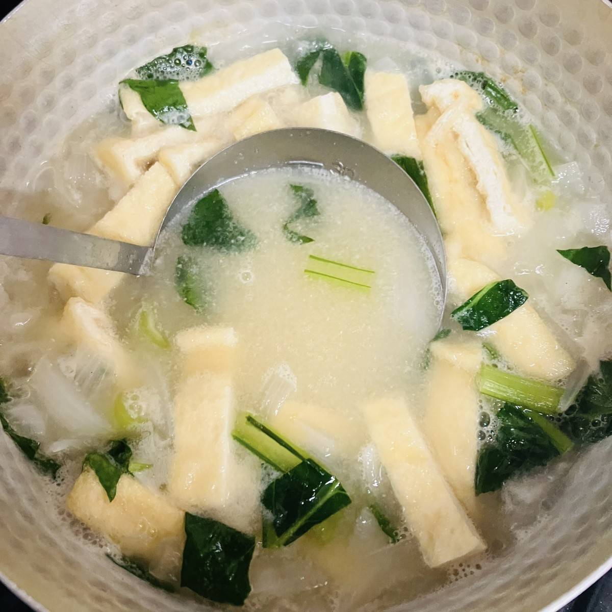 JAグループ公式の「小松菜と新玉ねぎの味噌汁」のレシピ