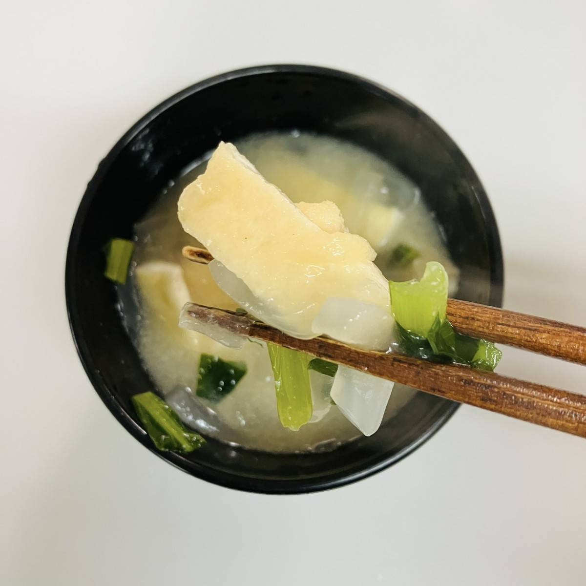 JAグループ公式の「小松菜と新玉ねぎの味噌汁」のレシピ