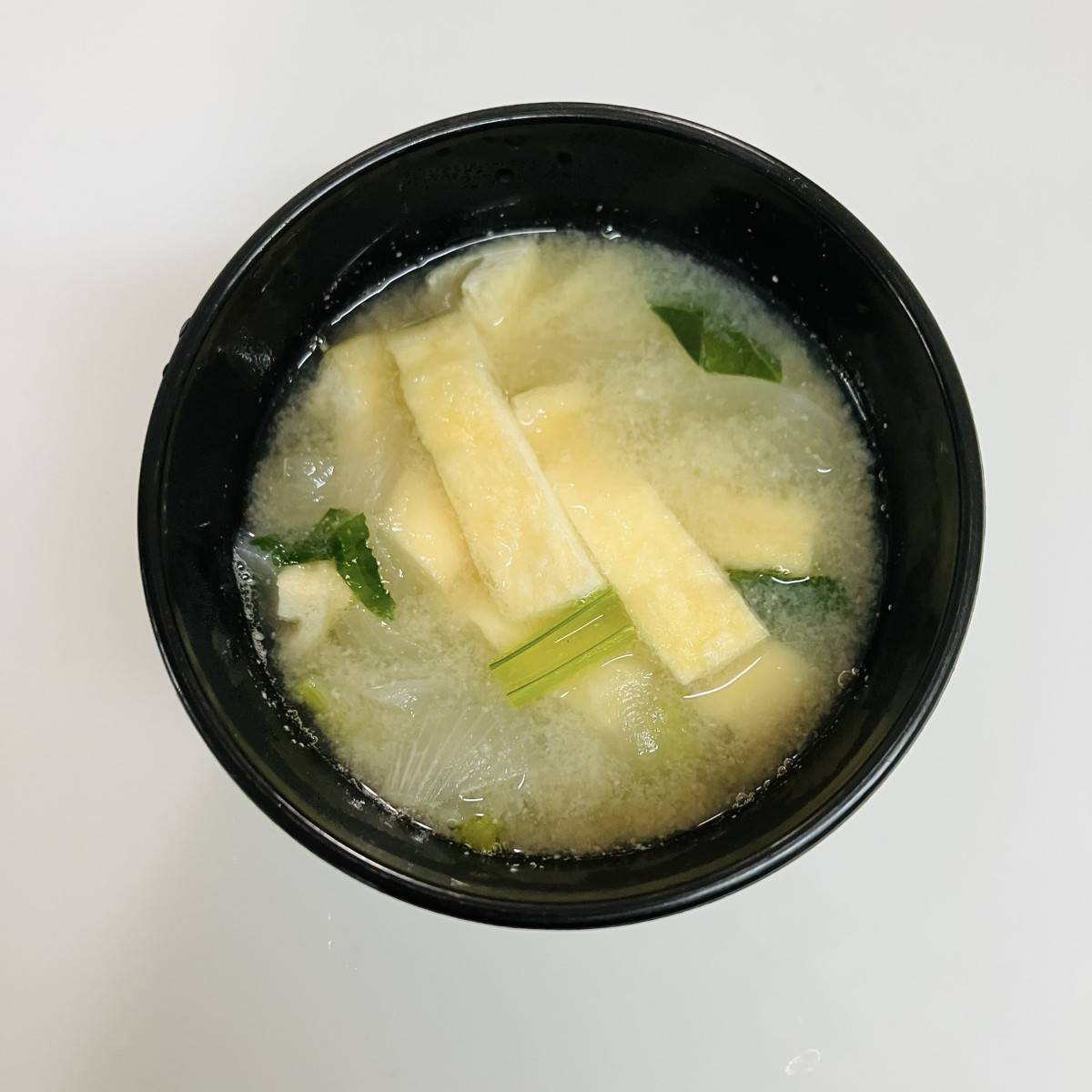 JAグループ公式の「小松菜と新玉ねぎの味噌汁」のレシピ