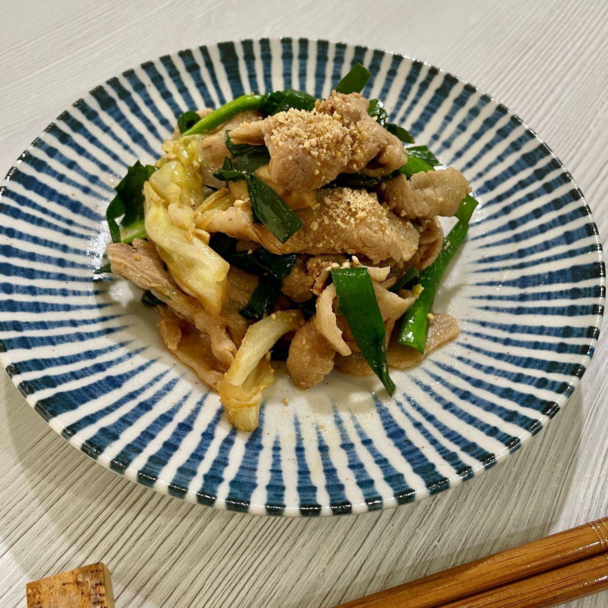 ヤマキ公式の「豚バラとキャベツの味噌にんにく煮込み」のレシピ