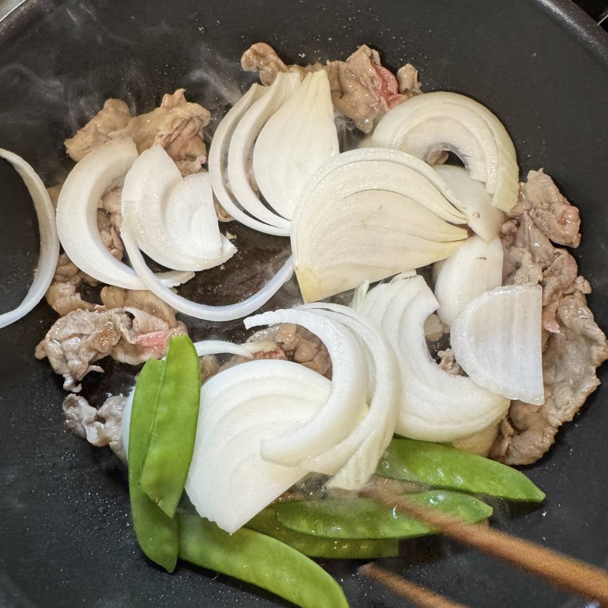 くらこん公式の「春野菜と豚肉の塩こんぶ炒め」のレシピ