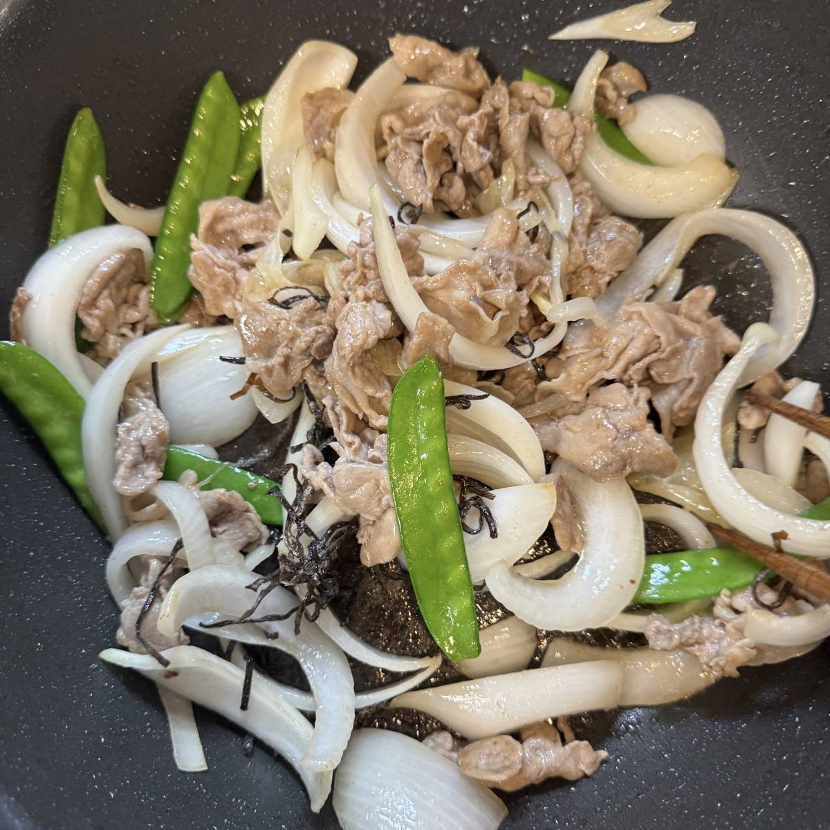 くらこん公式の「春野菜と豚肉の塩こんぶ炒め」のレシピ