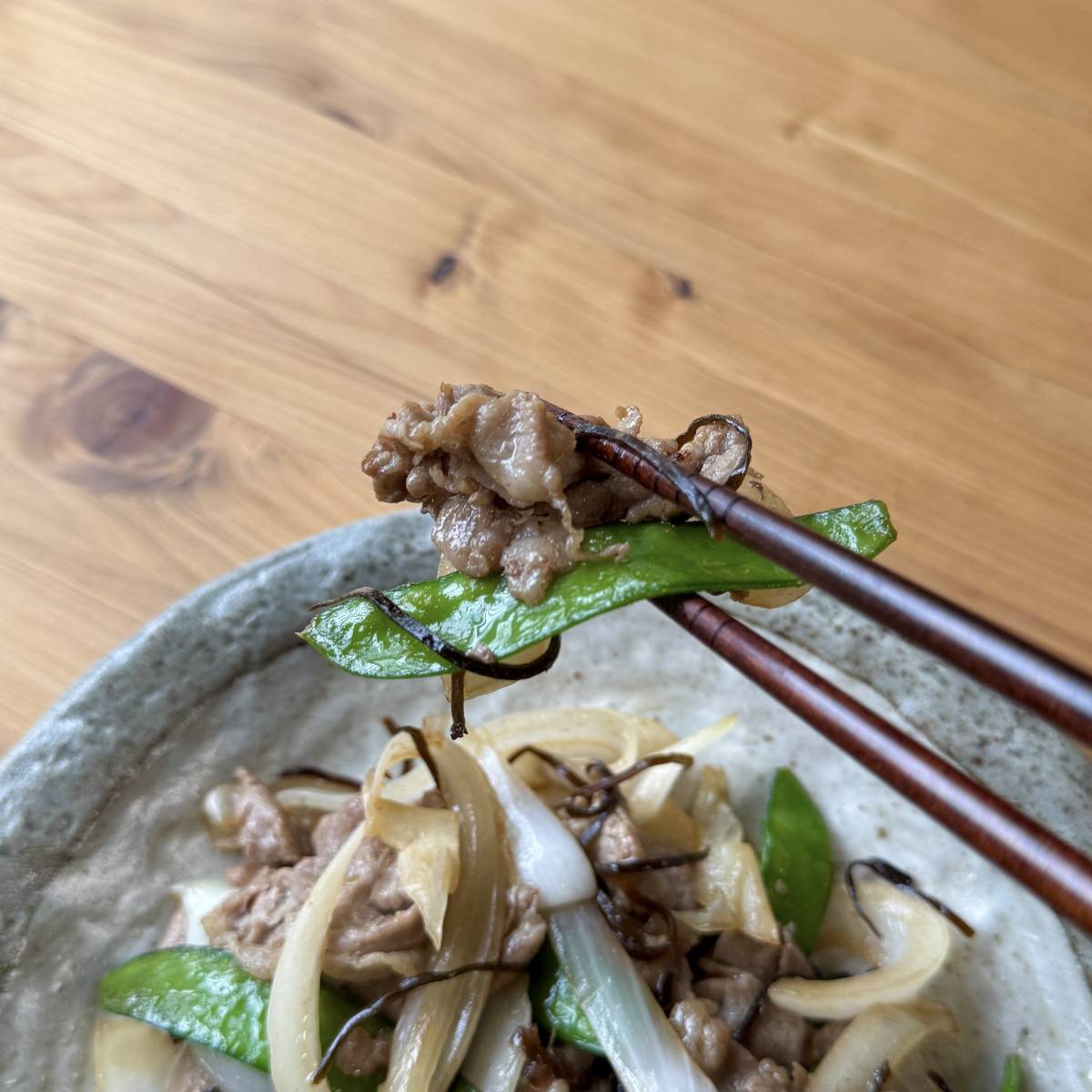 くらこん公式の「春野菜と豚肉の塩こんぶ炒め」のレシピ